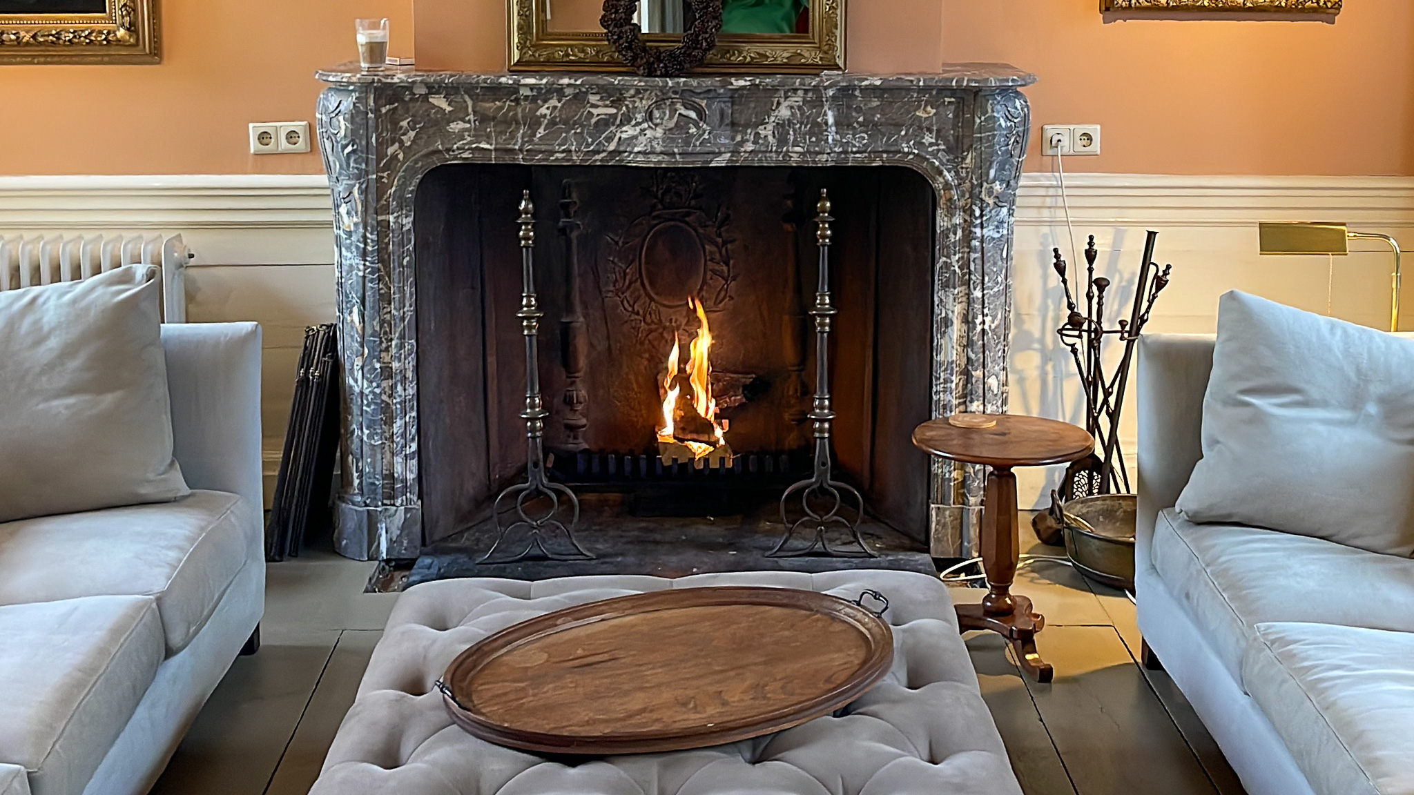 Fireback in open fireplace in Amerongen 3