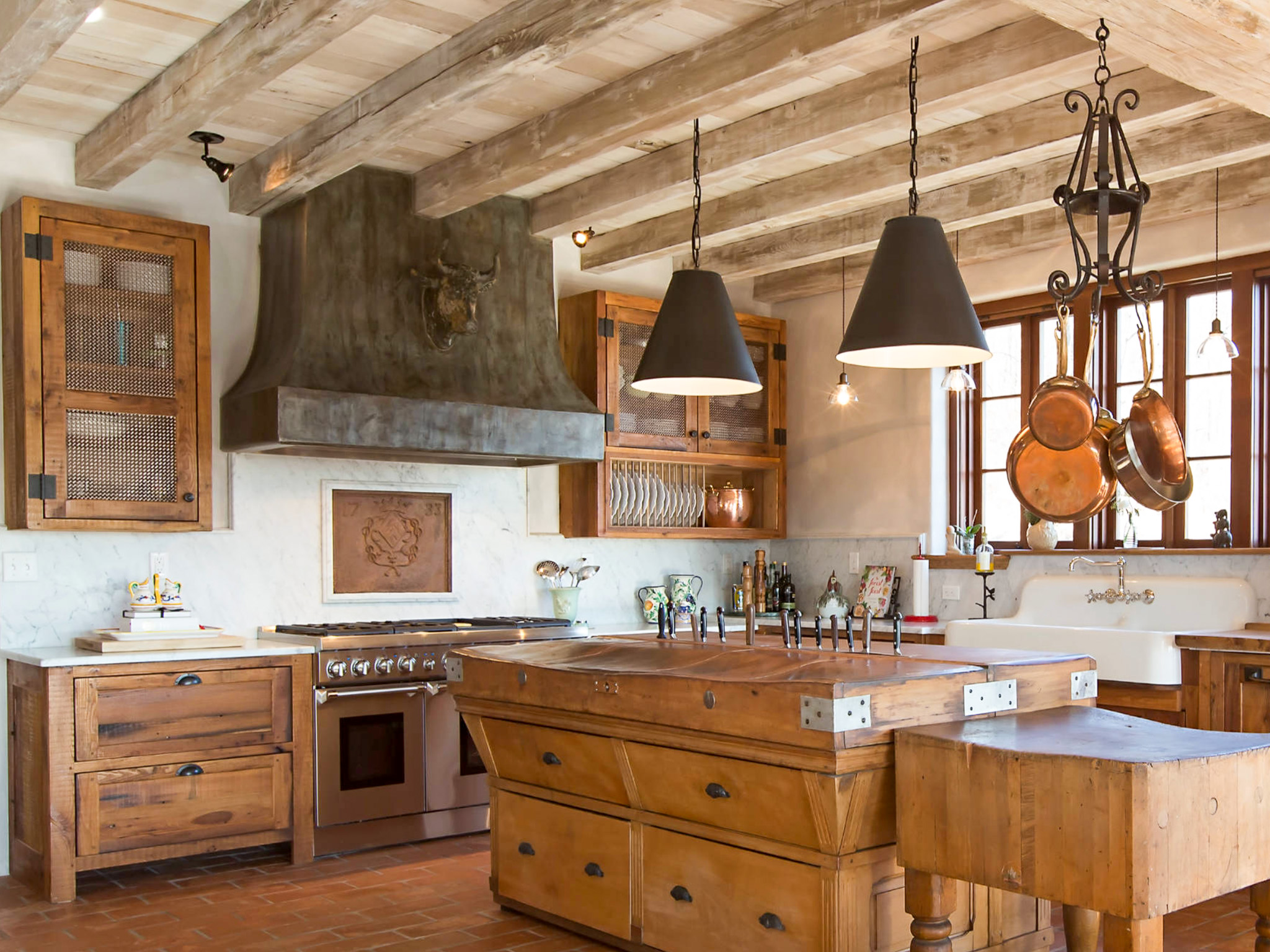 Fireback wall-mounted as kitchen backsplash